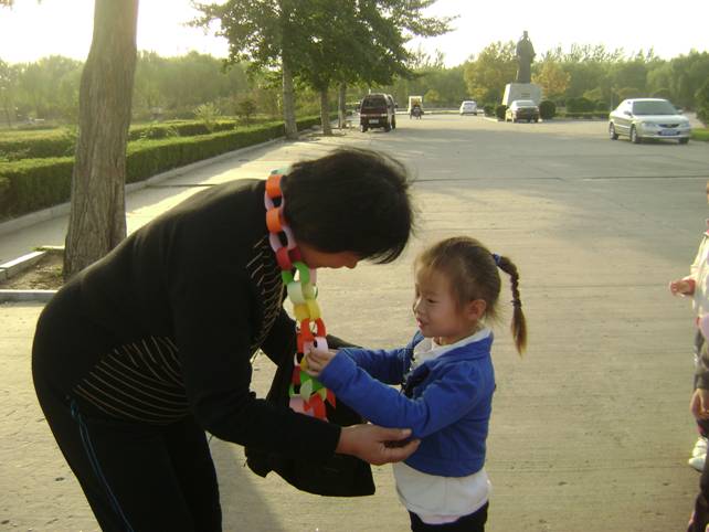 河北邢台童之梦幼儿园重阳节送祝福活动 - 红缨