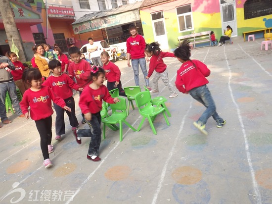 河南台前红缨第一幼儿园举办亲子运动会
