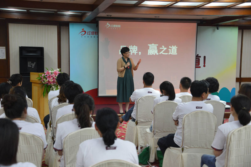 杨瑛老师体验式团队授课中
