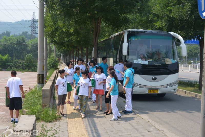 乘车抵达红缨直营园