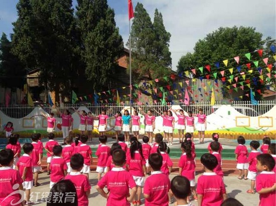 福建晋江青阳红缨幼儿园举办新学期升旗仪式_