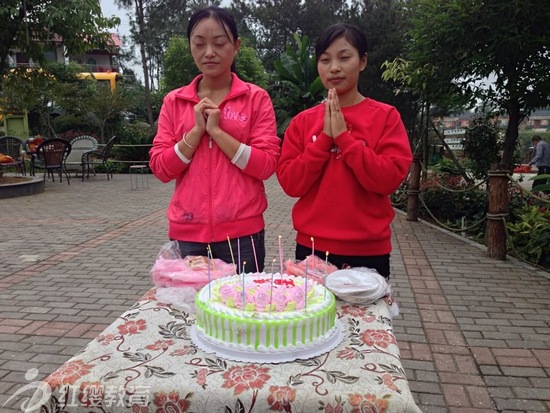 北川红缨蓝天幼儿园集体为员工过生日_连锁园