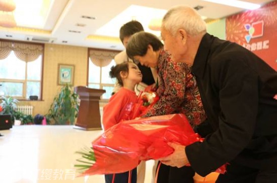 山东庆云红缨利民幼儿园参加庆云县重阳节庆典