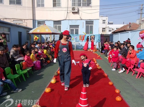 　山东青岛红缨艺星幼儿园举办“万圣节”红毯走秀亲子活动