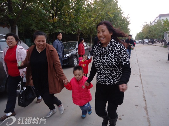 陕西宝鸡红缨爱德华教育举办首届亲子马拉松活动