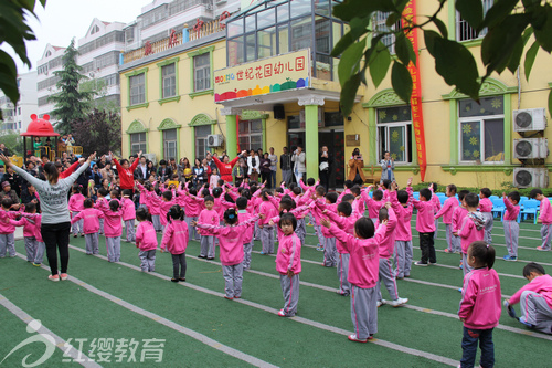 山东枣庄红缨世纪花园幼儿园举办春季亲子运动会