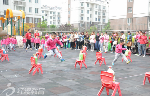 山东潍坊红缨金都幼儿园举行户外活动半日观摩