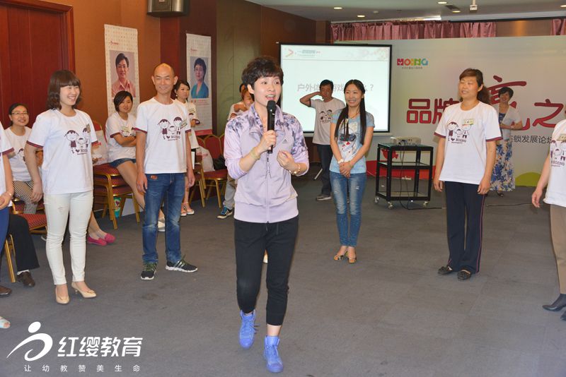 俞萍老师讲授户外体育课程