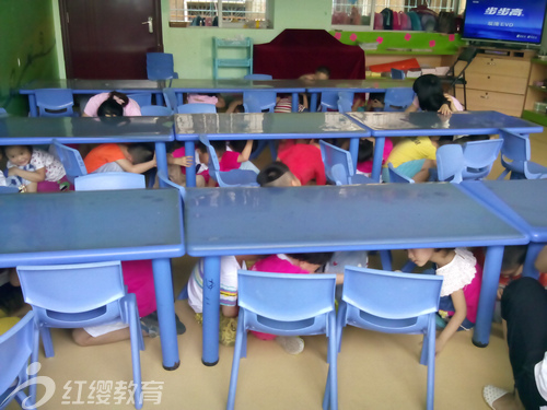广西玉林红缨工会幼儿园组织防震演练活动