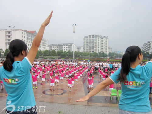 衡阳红缨独秀幼儿园举行六一亲子广场操_连