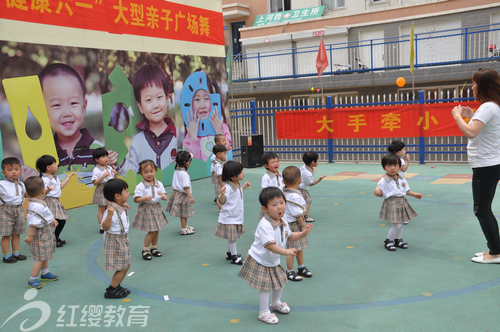 河北承德红缨宽城幼儿园举办大型亲子广场舞活动 