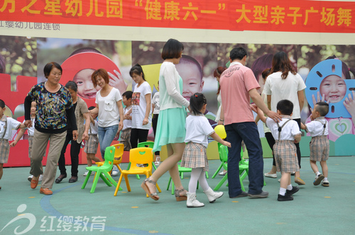 河北承德红缨宽城幼儿园举办大型亲子广场舞活动 