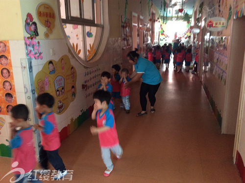 山东高密红缨向阳幼儿园举办紧急疏散演练