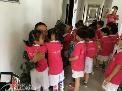 内蒙古呼和浩特红缨快乐天使幼儿园参观军营活动 