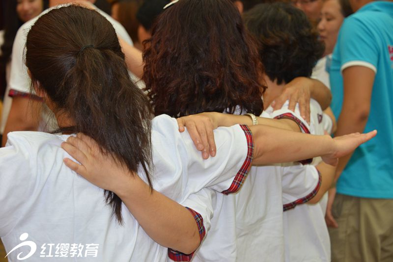 肩并肩共前进