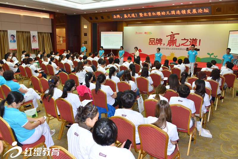 归老师向园长介绍团队