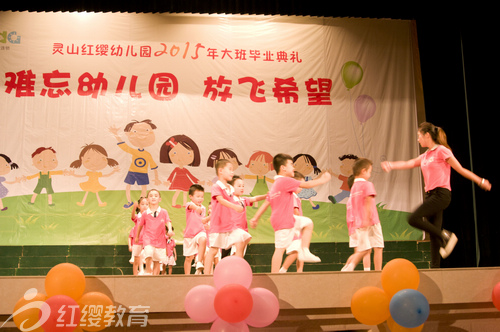 广西钦州灵山红缨幼儿园举行大班毕业典礼 - 红