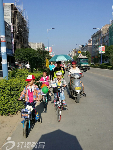 广西钦州灵山红缨幼儿园组织重阳节进社区活动