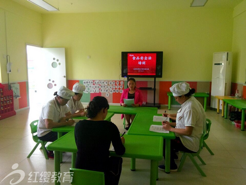 四川北川红缨蓝天幼儿园组织食堂工作人员培训