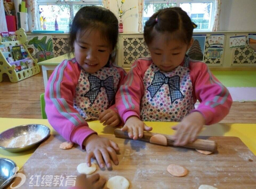 山东潍坊红缨天昱幼儿园举办立冬包饺子活动 