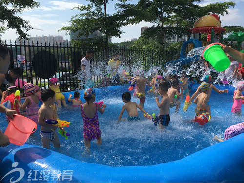 西贵港红缨七里香江幼儿园举办父亲节打水战活