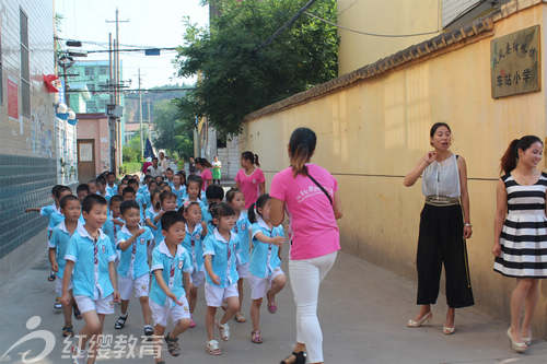 陕西宝鸡红缨金贝儿幼儿园组织大班幼儿参观小