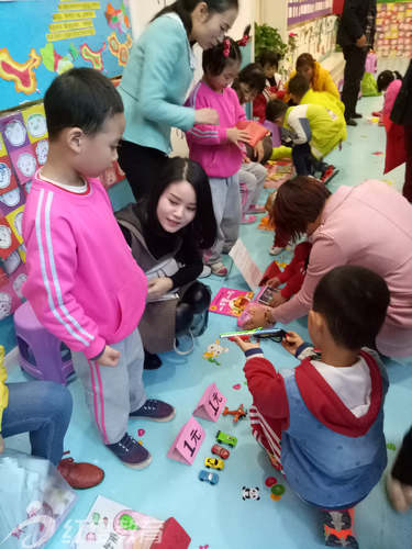 陕西宝鸡红缨文景幼儿园举办亲子跳蚤市场活动
