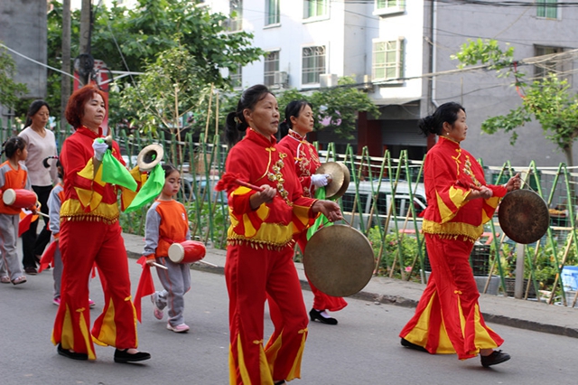 敲锣打鼓好热闹