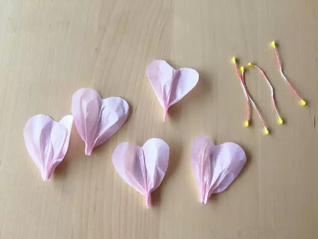 首页 美工 【手工】梅花 准备材料:彩纸,树枝,胶水,染料,笔等.