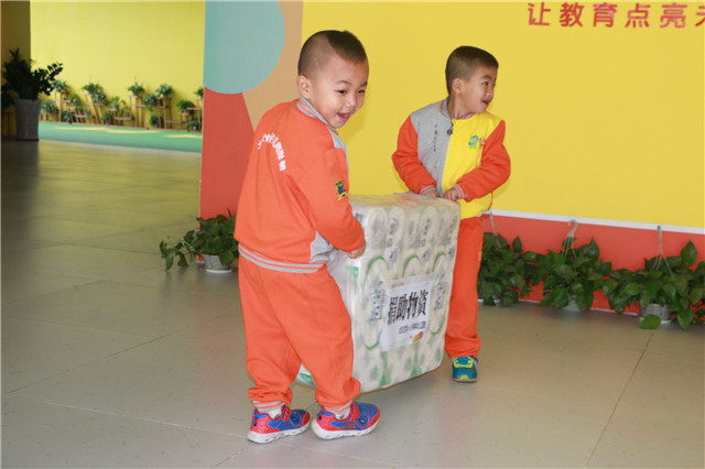 广西南宁小树林幼儿园爱心慰问活动_易速网 小树林幼儿园的老师给爱德福的孩子表演了精彩的节目,老师、家委们也观看了孩子们的精彩表演并且与孩子们互动!给孩子鼓励,给孩子送去温暖。看到孩子们开心地跟着老师们一起摆动着双手,扭动着身体。老师们也是无比的开心。希望你们一直开心的成长。