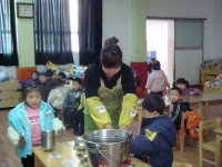 妈妈们参与餐后保育工作