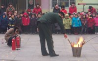 点火了每一双紧张的眼睛瞪得大大的。