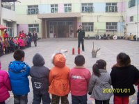 我县消防队张参谋在我们园的邀请下，亲子来到园中在孩子们、老师们的热烈欢迎下大家进行消防知识培训。