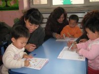 思维小二班幼儿、家长及教师快乐合影，展现家园同乐