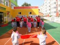 幼儿自己体验升国旗的神圣！