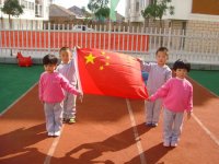 幼儿在教师的指导下自己体验制作国旗的乐趣...