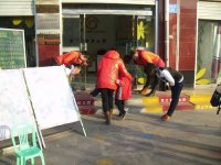 老师向家长鞠躬，表示衷心的感谢