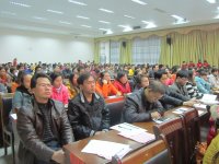 与会家长聆听报告