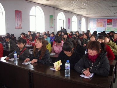 李久余老师万荣丁樊幼儿园开家长会