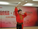 赖飞老师表演精湛舞蹈