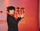 杨瑛总园长表演精彩手指舞
