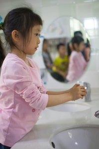 入厕盥洗_红缨教育_做中国幼儿园连锁经营的