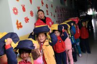 拉萨小精灵艺术幼儿园开展地震应急避险演练
