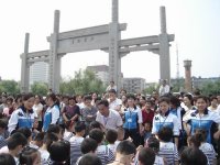 园长在夸奖小朋友.