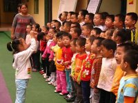 中班、大班的小朋友也不甘示弱，他们以比赛的形式，举行庆国庆庆家园的才艺展示,孩子们通过诗歌朗诵，绘画、歌曲等节目，送给祖国妈妈声声祝福，前来观看的家长们在孩子们的感染下，情不自禁的同孩子们一起唱起了国歌，共同为祖国“六十”华诞献上一份贺礼。