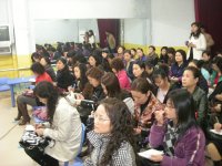 参与教研活动的老师们认真学习