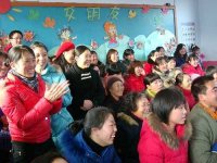 孩子们的表演给家长们带来阵阵笑声