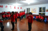 教师表演手语