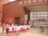 孩子们怀着激动的心情来到了第四小学