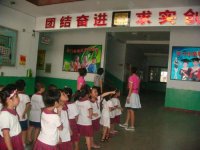 老师快带我们进教室看看
